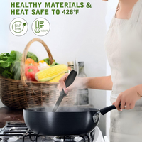 Frau kocht mit antihaftbeschichteter Pfanne, gesundes Material, hitzebeständig bis 428°F.