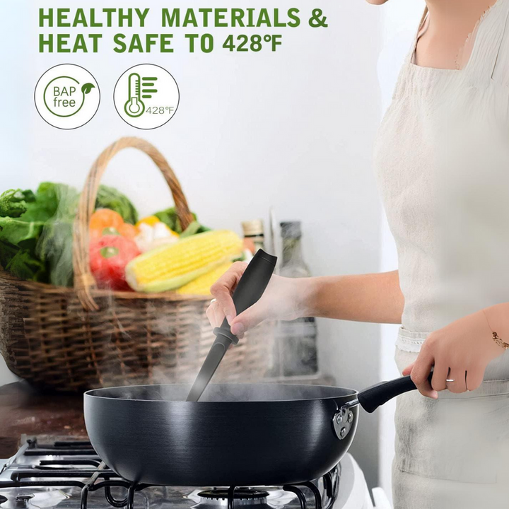 Frau kocht mit antihaftbeschichteter Pfanne, gesundes Material, hitzebeständig bis 428°F.