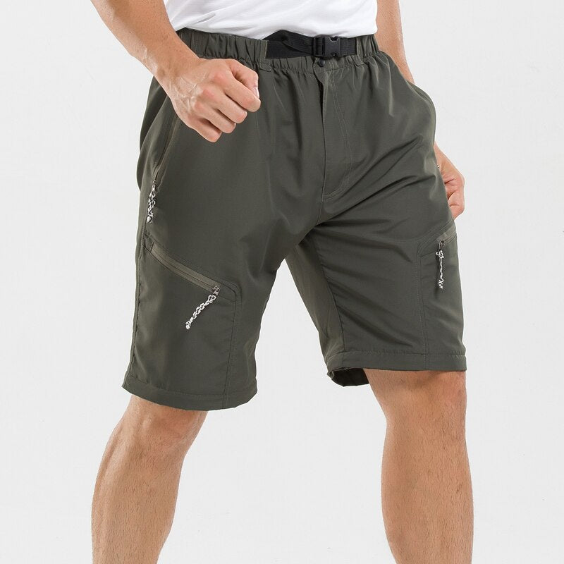 Grüne Herren-Performance-Shorts mit Reißverschlusstaschen, elastischem Bund, Outdoor-Bekleidung.