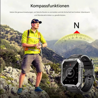 Mann beim Wandern mit Kompassuhr, GPS-Funktion, Outdoor-Ausrüstung, Berglandschaft im Hintergrund.