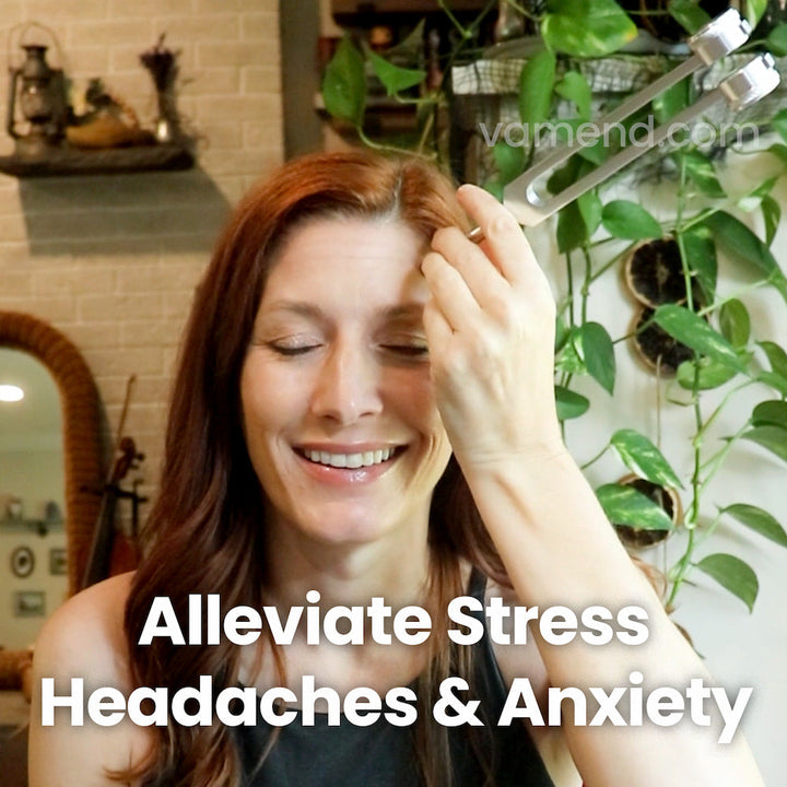 Frau nutzt Kopfmassagegerät gegen Stress, Kopfschmerzen, Angst; Entspannung, Wellness, Selbstpflege.