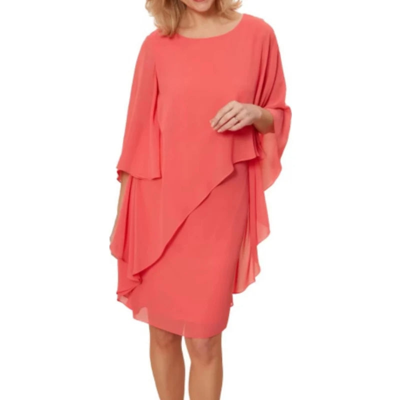 Frau in korallenrotem Chiffonkleid mit Cape-Ärmeln, elegantes Abendkleid, knielang.