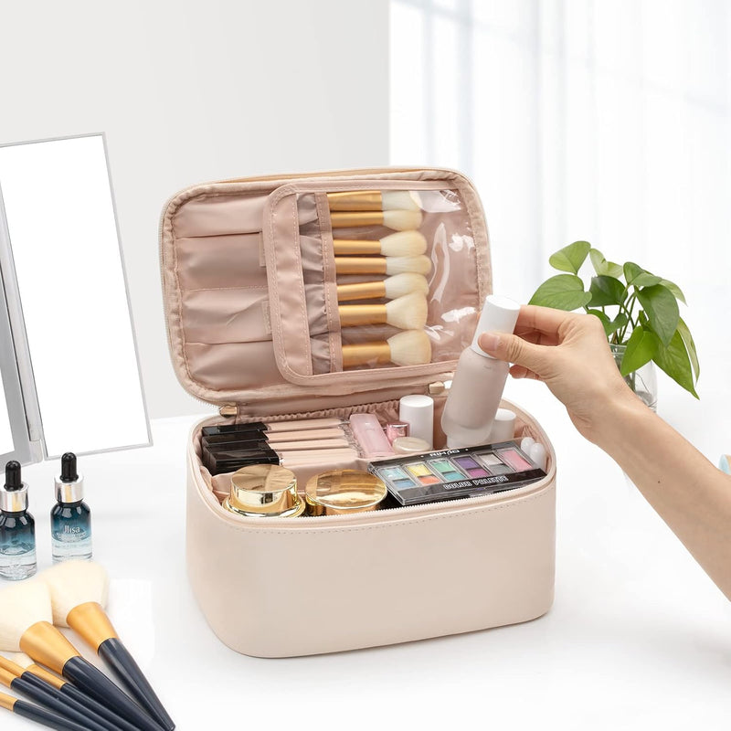 Beige Kosmetiktasche mit Make-up-Pinseln, Flaschen und Lidschatten, ideal für Reisen und Aufbewahrung.