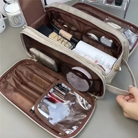 Kosmetiktasche beige, gefüllt mit Make-up-Produkten, ideal für Reisen und Organisation.