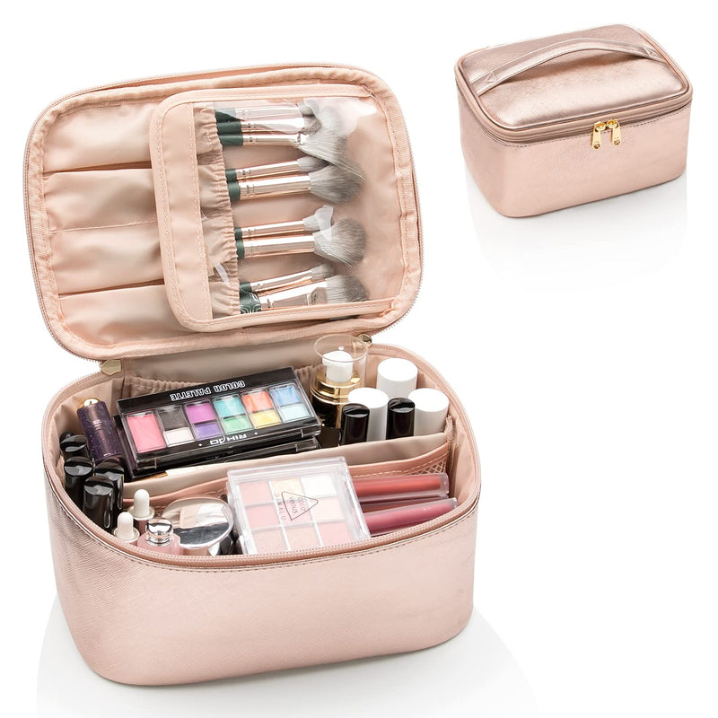 Rosa Kosmetiktasche mit Make-up-Pinseln, Lidschatten, Lippenstiften und Nagellack.
