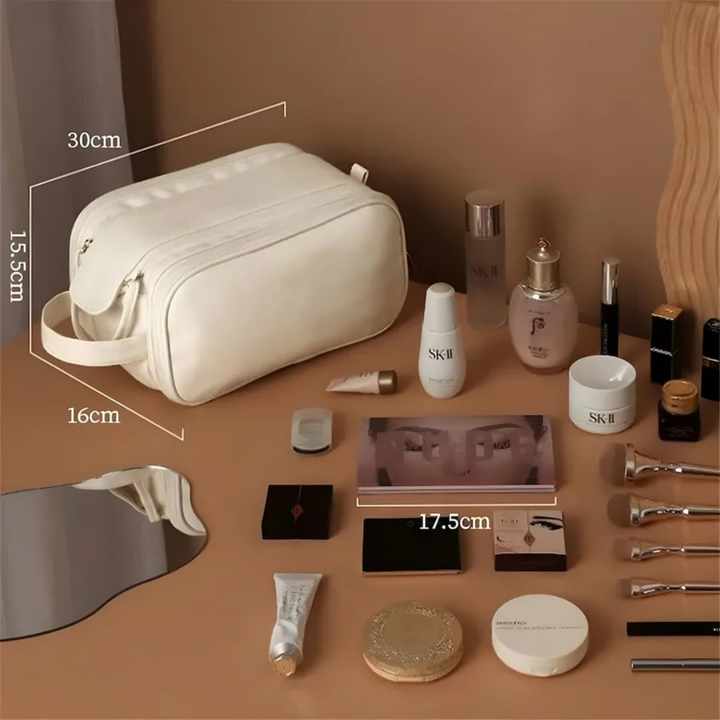 Weiße Kosmetiktasche mit SK-II Hautpflegeprodukten, Spiegel und Make-up auf beigem Hintergrund.