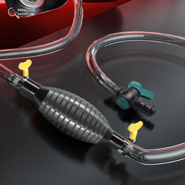 Schwarze manuelle Kraftstoffpumpe mit transparentem Schlauch und gelben Ventilen auf schwarzem Hintergrund.