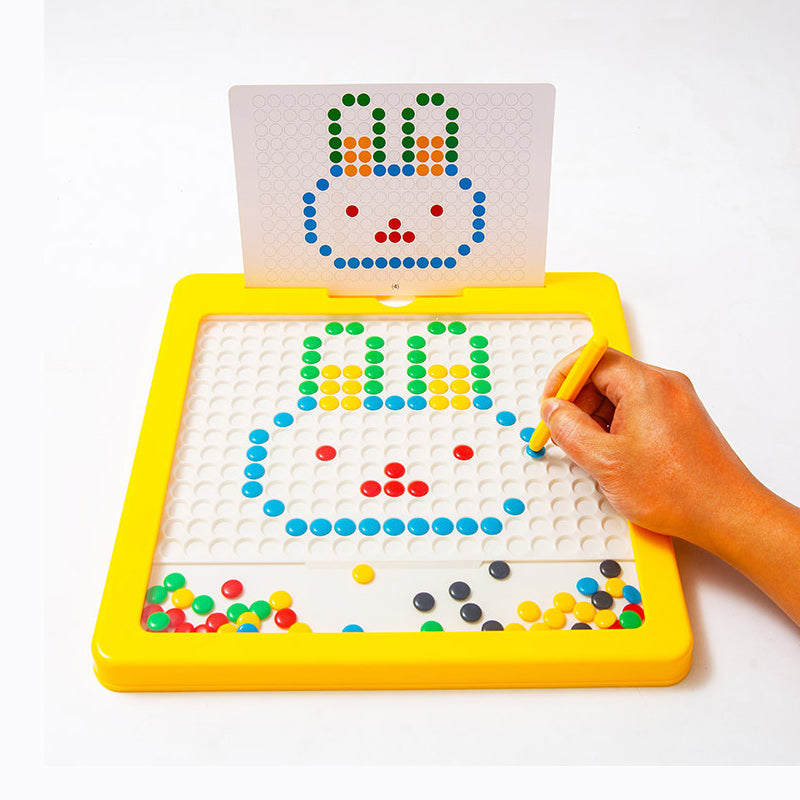 Bunte Mosaik-Pegboard-Spielzeug mit gelbem Rahmen, Hand platziert Pegs, kreatives Lernspielzeug.