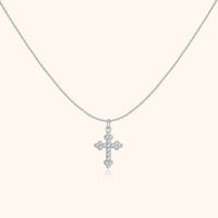 Silberne Halskette mit Kreuzanhänger, verziert mit Zirkonia-Steinen, eleganter Schmuck.