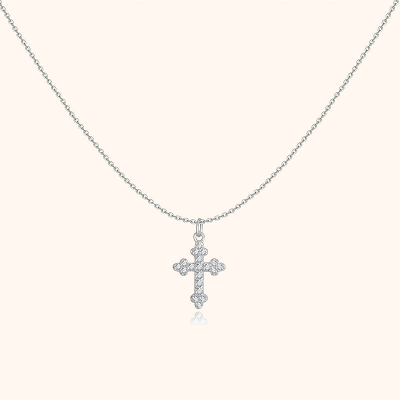 Silberne Halskette mit Kreuzanhänger, verziert mit Zirkonia-Steinen, eleganter Schmuck.