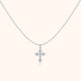 Silberne Halskette mit Kreuzanhänger, verziert mit Zirkonia-Steinen, eleganter Schmuck.