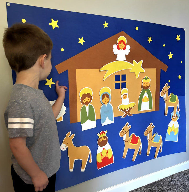 Kind betrachtet Krippenbild aus Filz mit Figuren und Sternen, Weihnachtsdekoration für Kinder.