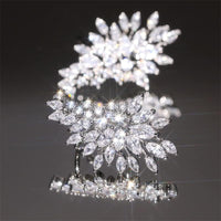 Funkelnde silberne Ohrringe mit Kristallen, elegantes Schmuckdesign, glamouröses Accessoire.