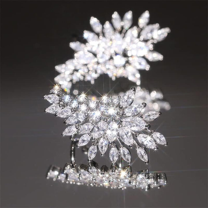 Funkelnde silberne Ohrringe mit Kristallen, elegantes Schmuckdesign, glamouröses Accessoire.