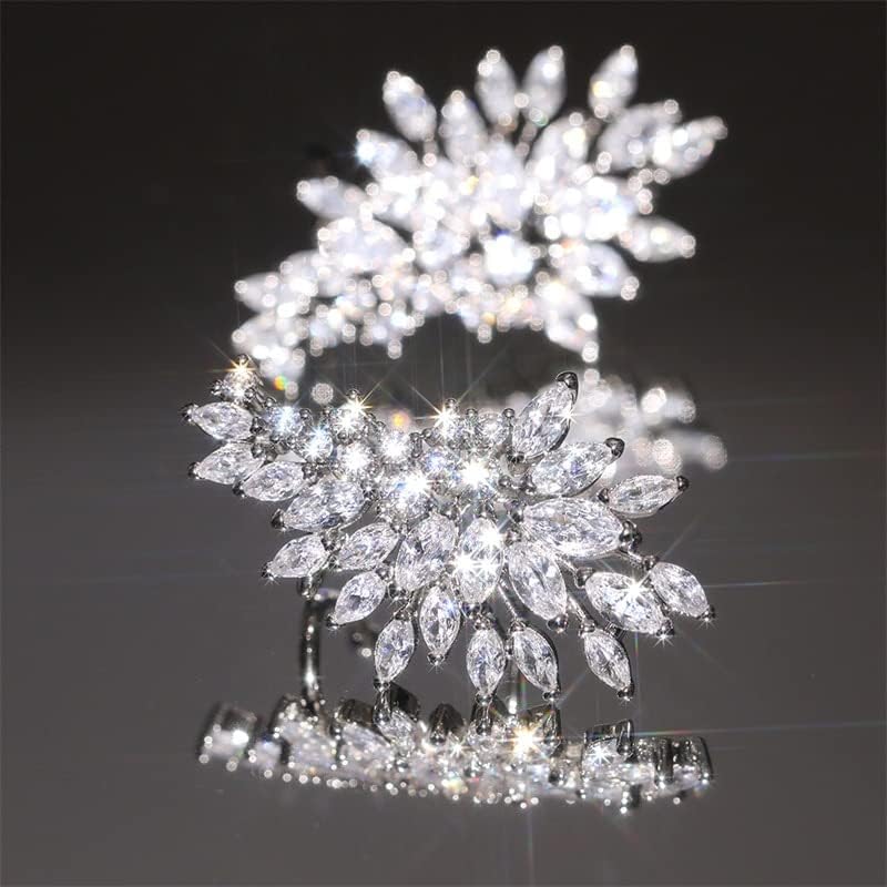 Funkelnde silberne Ohrringe mit Kristallen, elegantes Schmuckdesign, glamouröses Accessoire.