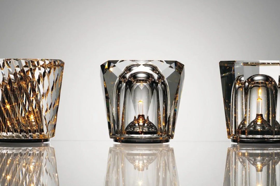 Drei Kristall-Teelichthalter, facettiert, reflektierend, elegant, modernes Design, Beleuchtung.