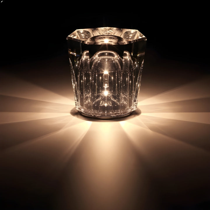 Kristallglas mit Lichtreflexionen, dekorativ, transparent, elegantes Design, Beleuchtungseffekt.