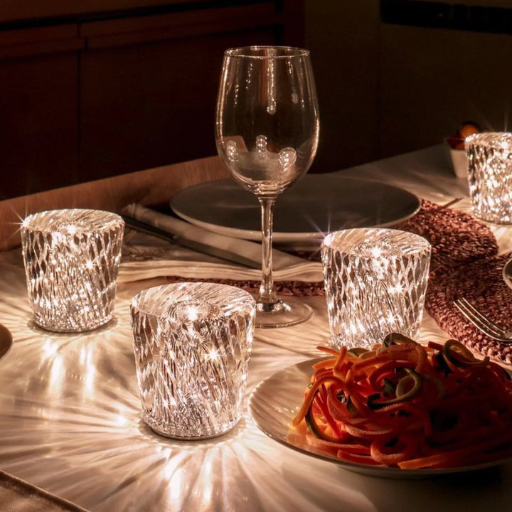 Kristall-Teelichthalter auf gedecktem Tisch, funkelndes Licht, elegante Tischdekoration.