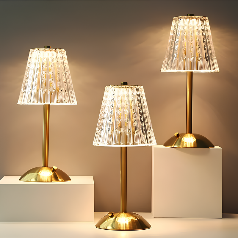 Drei goldene Tischlampen mit Kristallschirmen, modernes Design, warmes Licht, Wohnzimmerbeleuchtung.