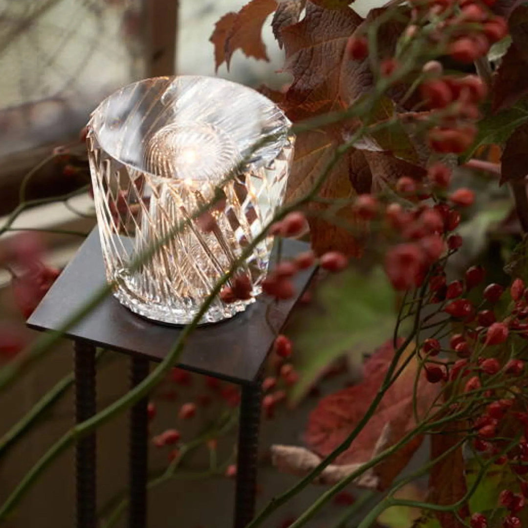 Kristall-Tischlampe mit LED-Licht, dekorative Beleuchtung, Herbstlaub im Hintergrund.