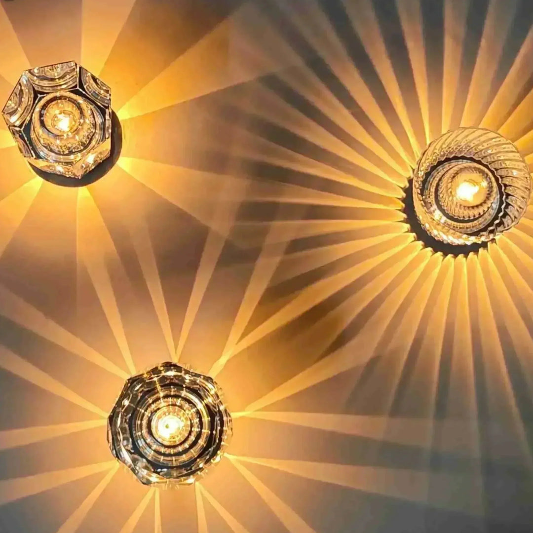 Drei Kristall-Wandleuchten, warmes Licht, dekorative Muster, modernes Design, Innenbeleuchtung.