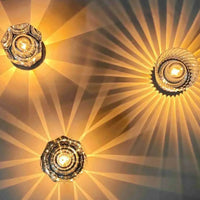 Drei Kristall-Wandleuchten, warmes Licht, dekorative Muster, modernes Design, Innenbeleuchtung.