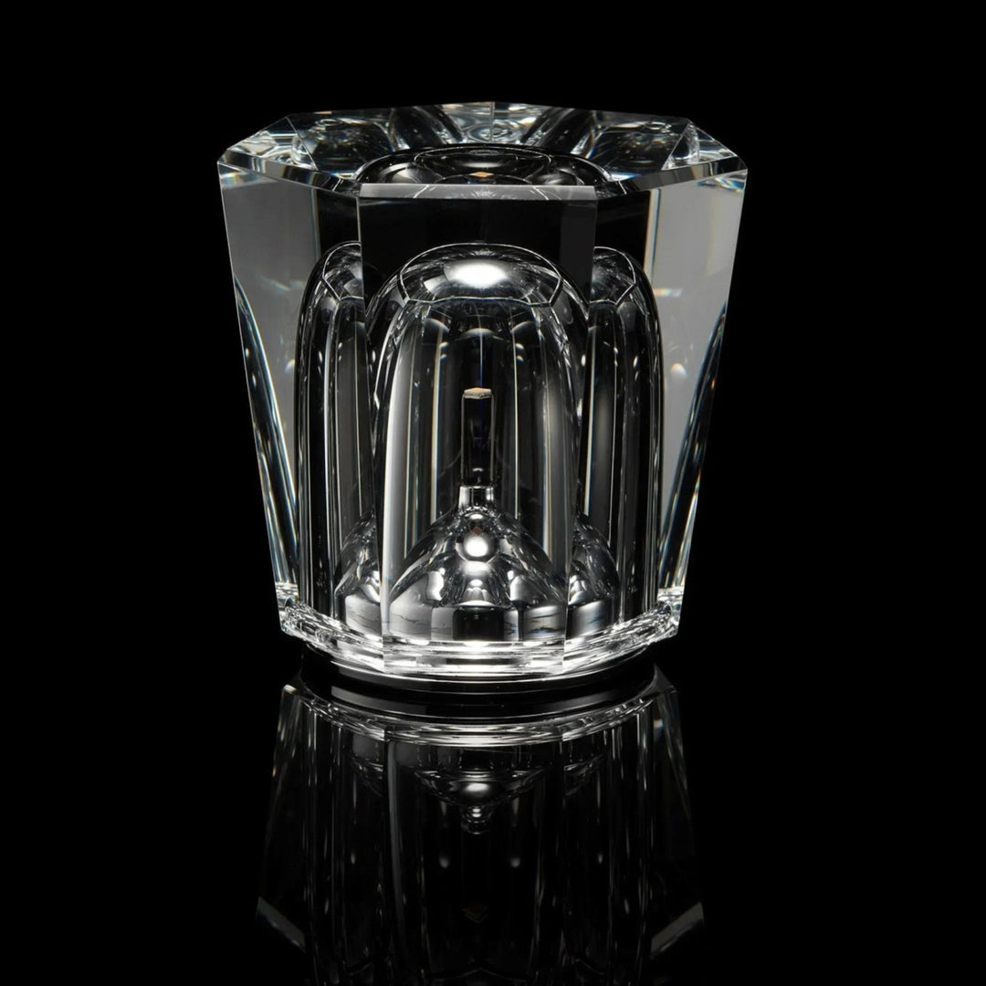 Kristallglas-Dekoration, facettiert, transparent, luxuriöses Design, schwarzer Hintergrund.