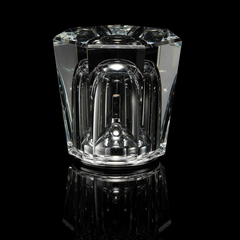 Kristallglas-Dekoration, facettiert, transparent, luxuriöses Design, schwarzer Hintergrund.