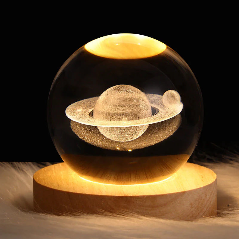 Kristallkugel mit Saturn-3D-Lasergravur auf Holzsockel, dekorative LED-Lampe.