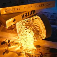 Leuchtende LED-Lampe aus Glas, warmes Licht, dekorativ, modernes Design, stimmungsvoll.