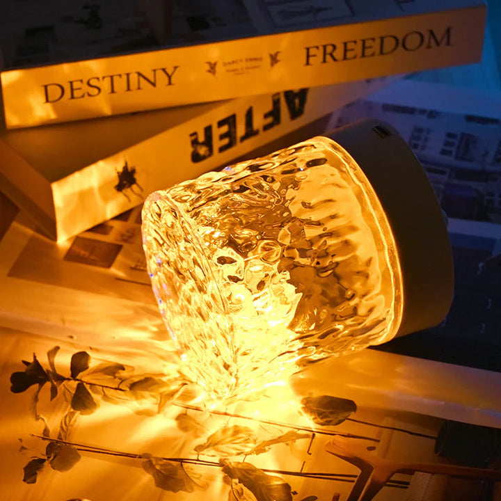 Leuchtende LED-Lampe aus Glas, warmes Licht, dekorativ, modernes Design, stimmungsvoll.