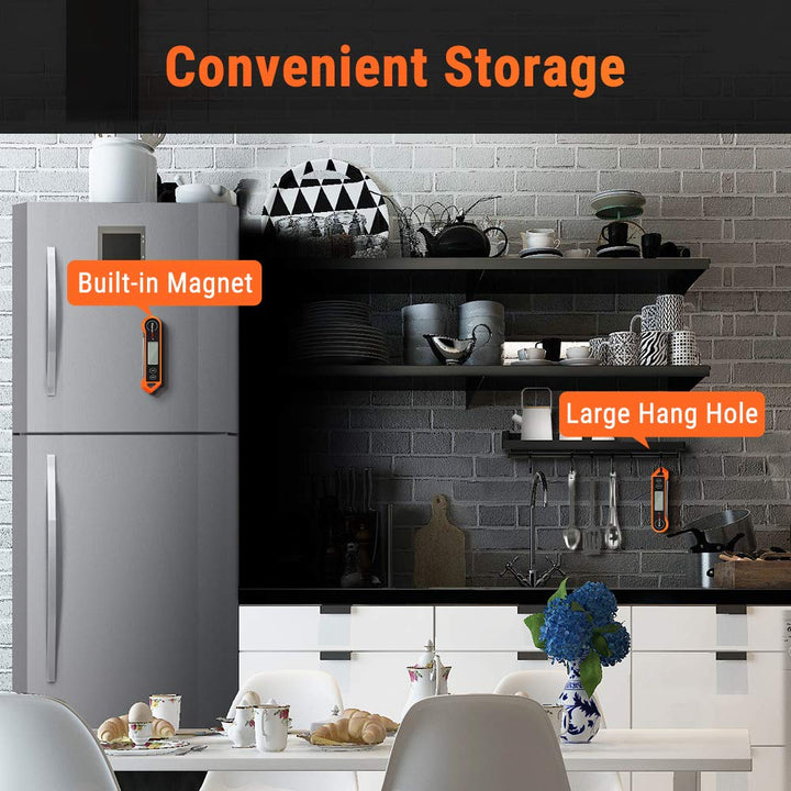 Digitales Küchenthermometer mit Magnet, hängend an Kühlschrank, moderne Küche, schwarz-grau.