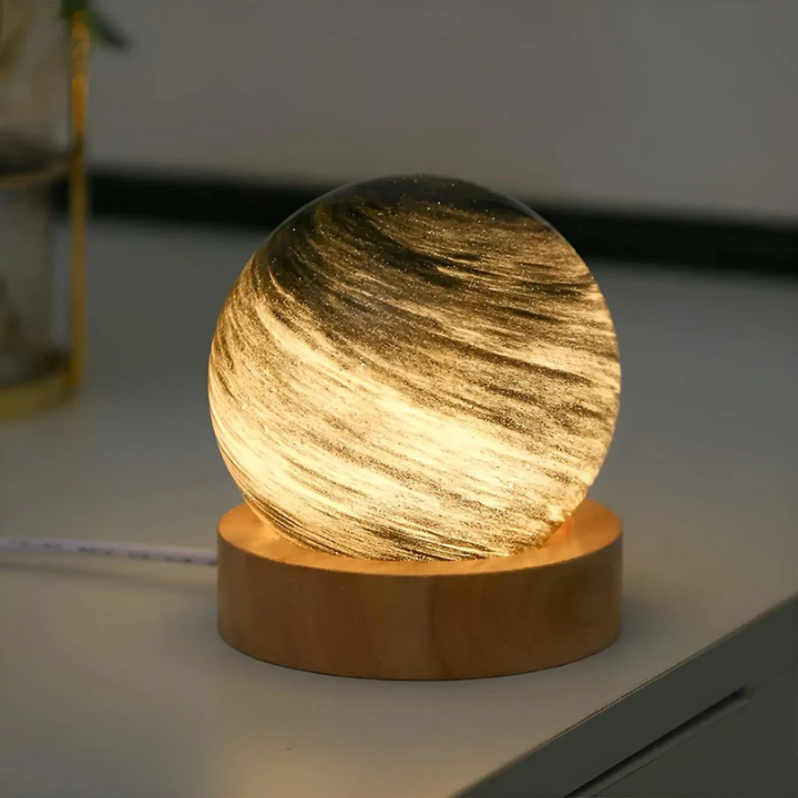 Leuchtende Mondlampe auf Holzsockel, dekorative Tischlampe, warmes Licht, modernes Design