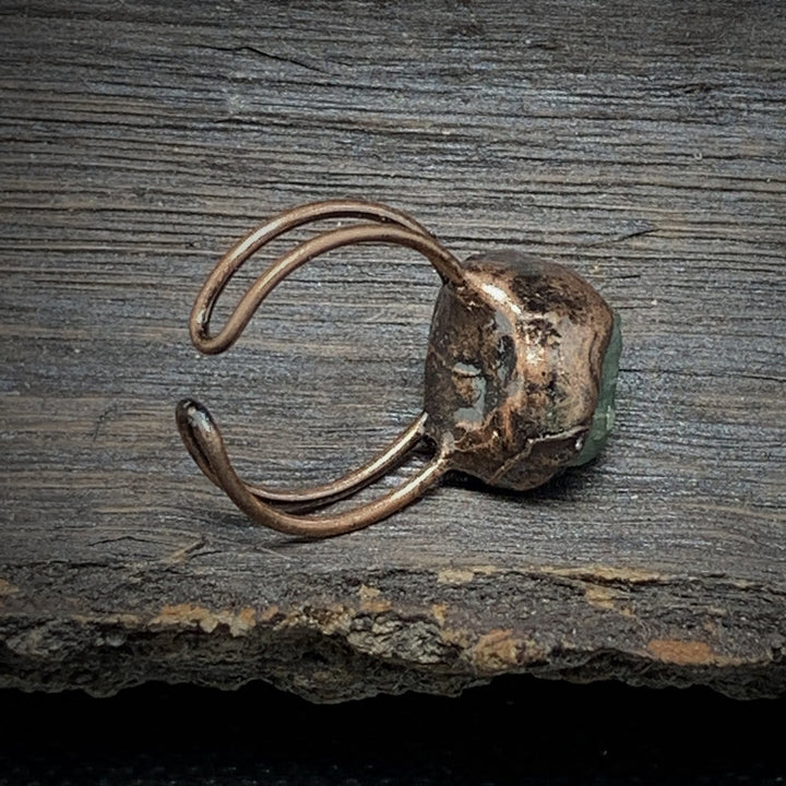 Antiker Kupferring mit grünem Stein, handgefertigt, rustikales Design, Schmuck für Damen.