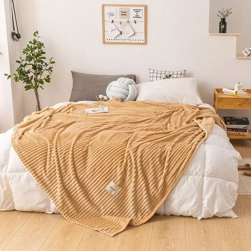 Beige Kuscheldecke aus Fleece auf Bett, gemütliches Schlafzimmer, moderne Inneneinrichtung.