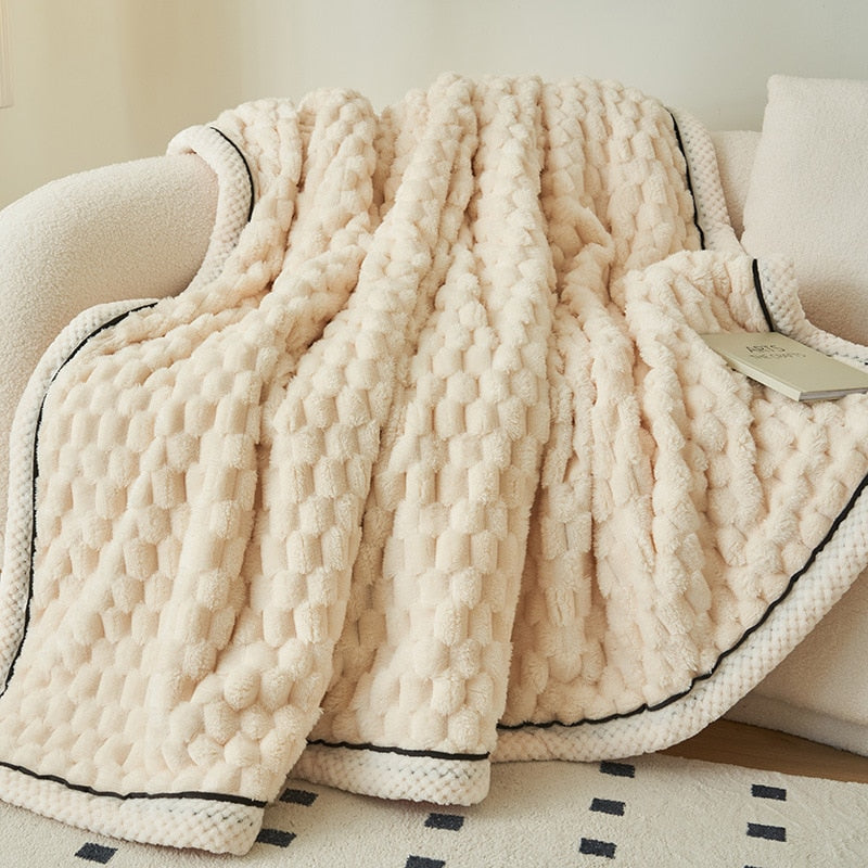 Weiche beige Flanell-Fleece-Decke, gemütlich, warm, für Herbst und Winter, auf Sofa drapiert.