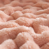 Weiche rosa Plüschdecke, flauschig, gemütlich, Heimtextilien, Wohnaccessoire, Nahaufnahme.