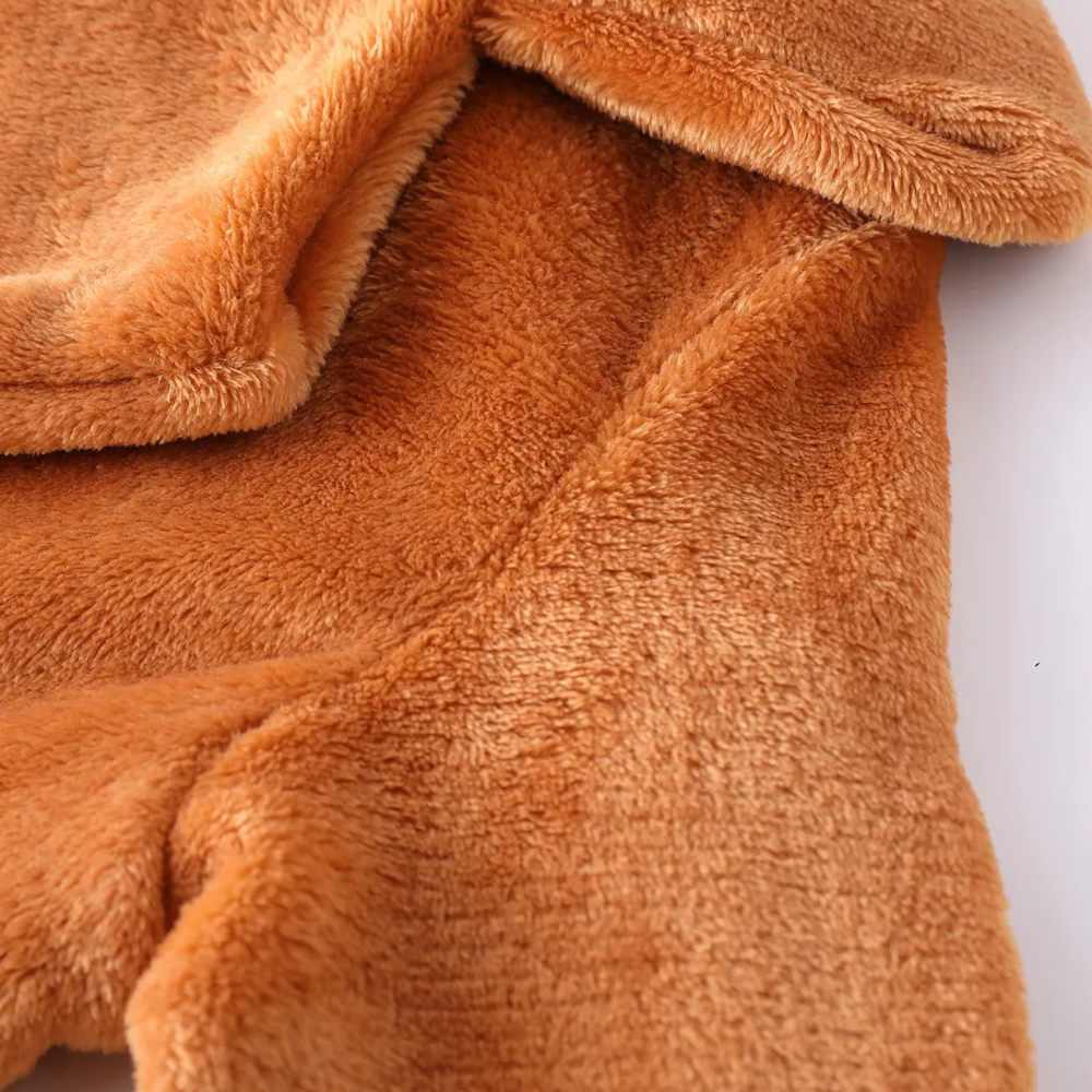 Brauner Plüschstoff, weiche Textur, ideal für Bekleidung oder Heimtextilien.