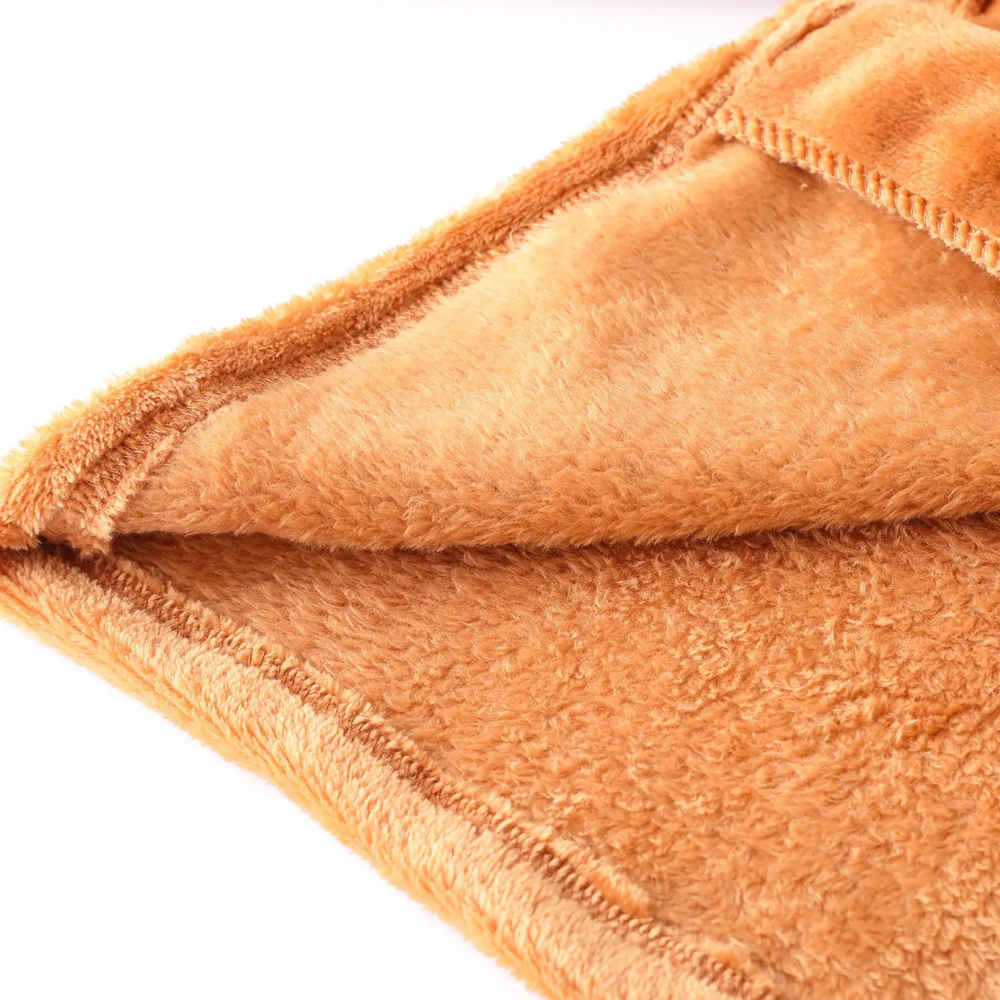 Orangefarbenes, flauschiges Mikrofaser-Handtuch, weich, saugfähig, ideal für Bad und Sport.