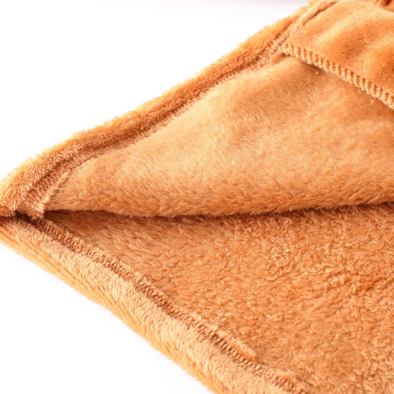 Orangefarbenes, flauschiges Mikrofaser-Handtuch, weich, saugfähig, ideal für Bad und Sport.