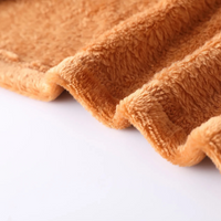 Weiches, orangefarbenes Fleece-Stoffmaterial, Nahaufnahme, ideal für warme Kleidung und Decken.