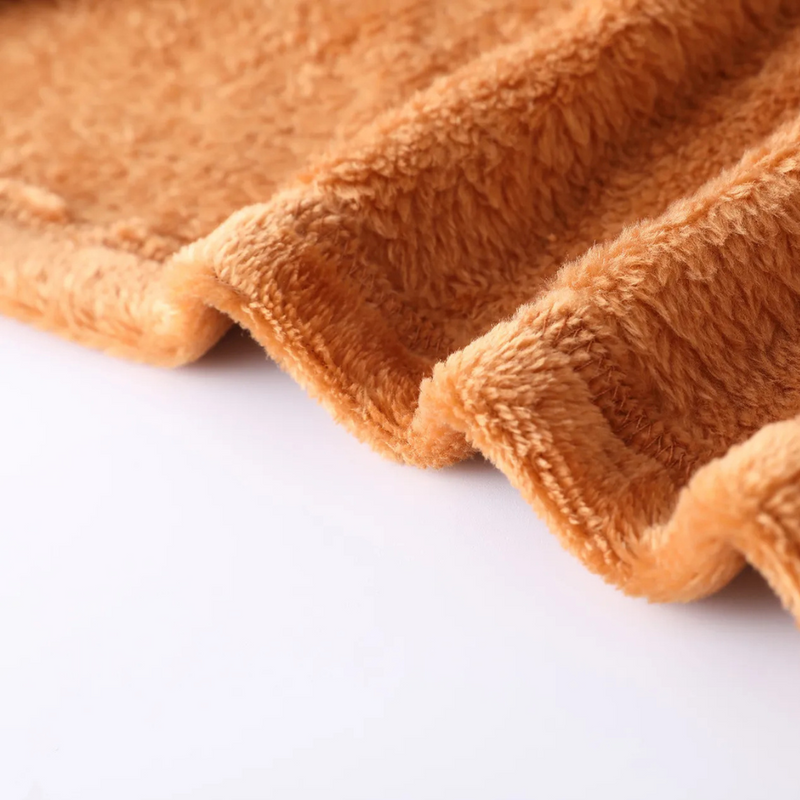 Weiches, orangefarbenes Fleece-Stoffmaterial, Nahaufnahme, ideal für warme Kleidung und Decken.