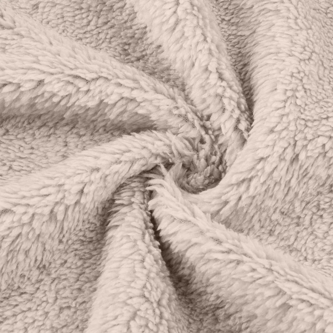 Beige Plüschstoff, weiche Textur, ideal für Decken und Kleidung, gemütlich und warm.