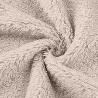 Beige Plüschstoff, weiche Textur, ideal für Decken und Kleidung, gemütlich und warm.