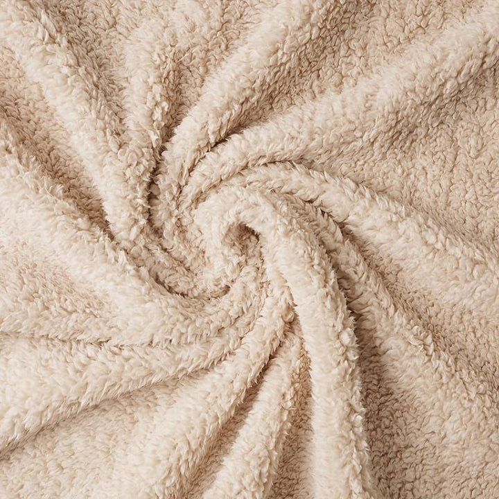 Beige, flauschiger Fleece-Stoff, Nahaufnahme, weiche Textur, ideal für Decken und Kleidung.