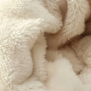 Weißer Plüschstoff, flauschig, Nahaufnahme, Textur, weiches Material, Heimtextilien, gemütlich