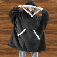 Flauschiger schwarzer Oversize-Hoodie-Decke mit Kapuze und Kängurutasche für gemütliche Wärme.
