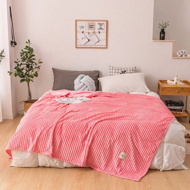 Rosa gestreifte Decke auf Bett, gemütliches Schlafzimmer, moderne Einrichtung, Pflanzen.