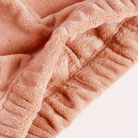 Rosa Fleece-Decke, weiches Material, gemütlich, warm, ideal für kalte Tage, Heimtextilien.