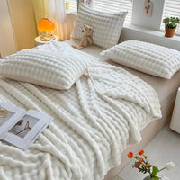 Weißes, gestreiftes Bettwäsche-Set aus Fleece auf Doppelbett mit Kissen und Decke, gemütliches Schlafzimmer.